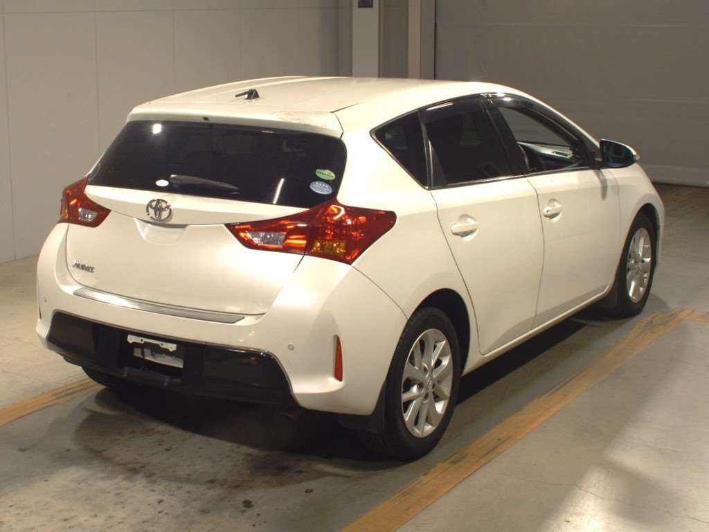 2012 Toyota Auris NZE181H[1]