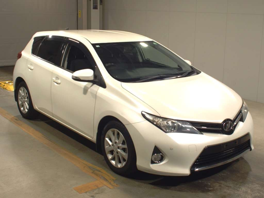 2012 Toyota Auris NZE181H[2]