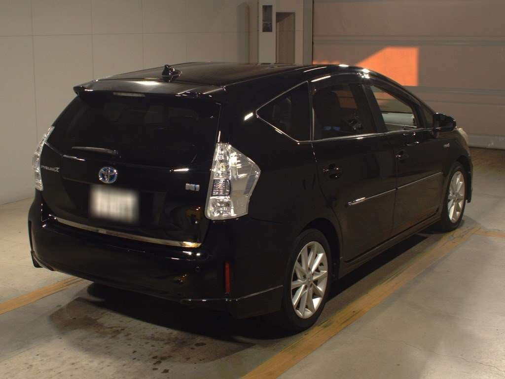 2013 Toyota Prius alpha ZVW40W[1]