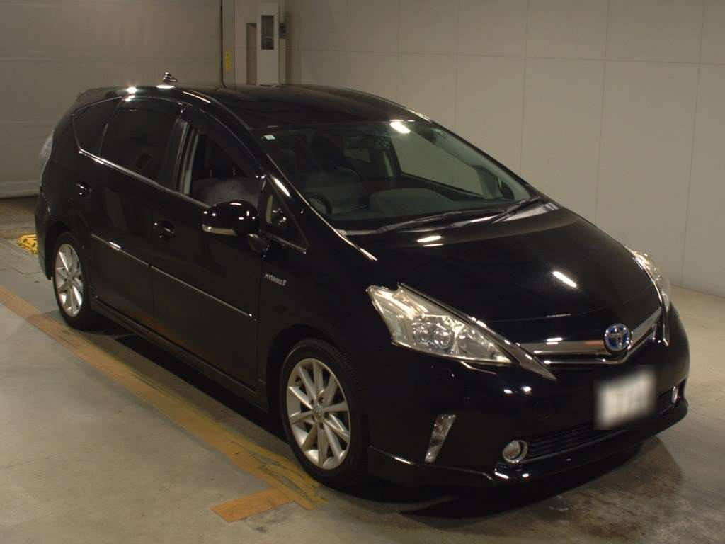 2013 Toyota Prius alpha ZVW40W[2]