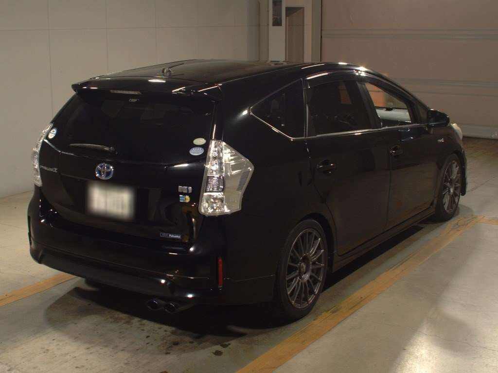 2012 Toyota Prius alpha ZVW40W[1]