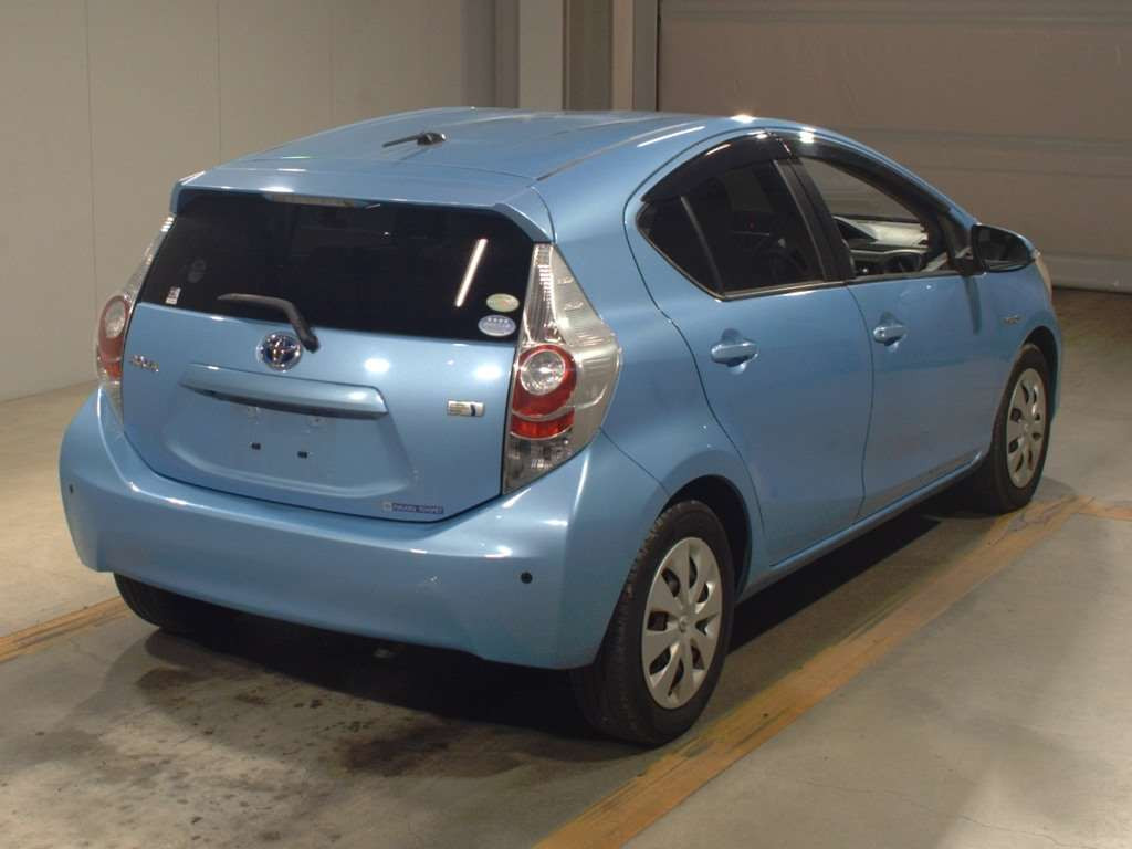 2012 Toyota Aqua NHP10[1]