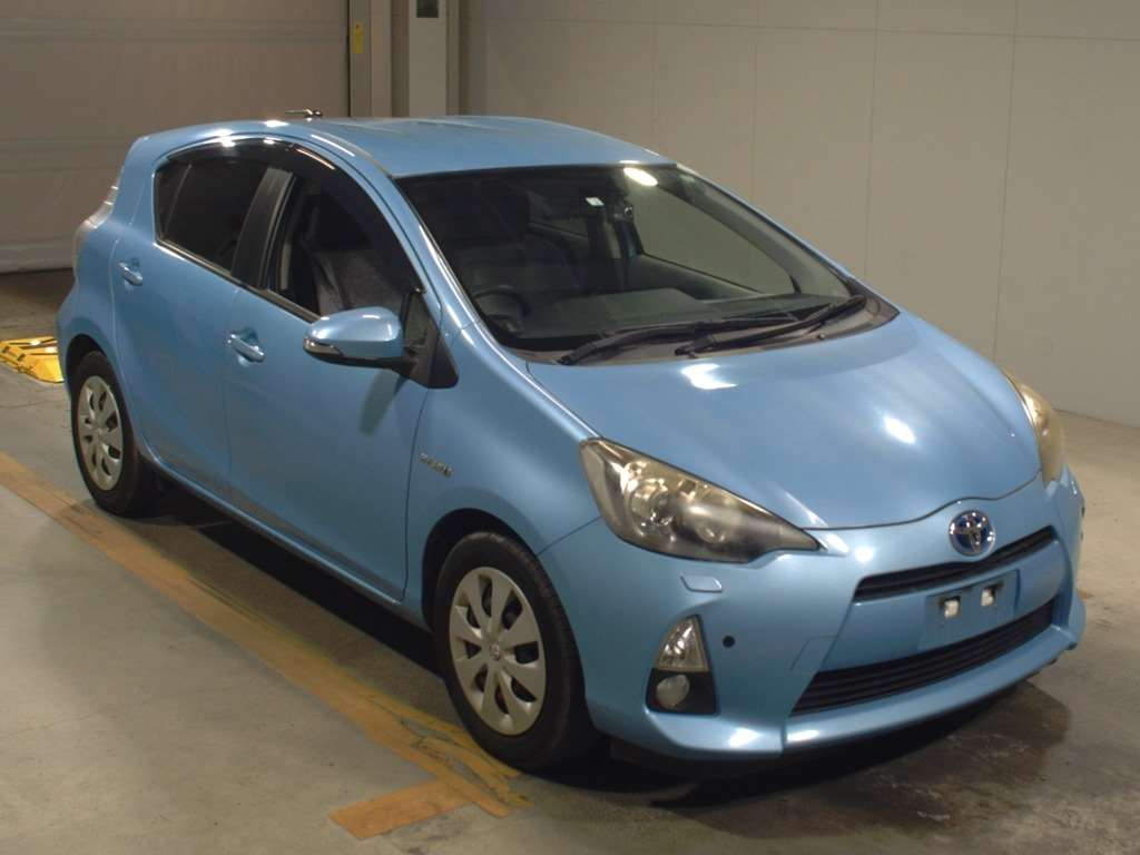 2012 Toyota Aqua NHP10[2]