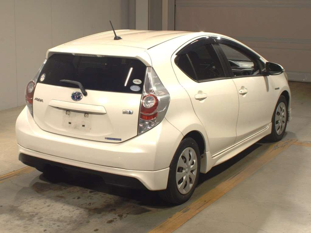 2012 Toyota Aqua NHP10[1]