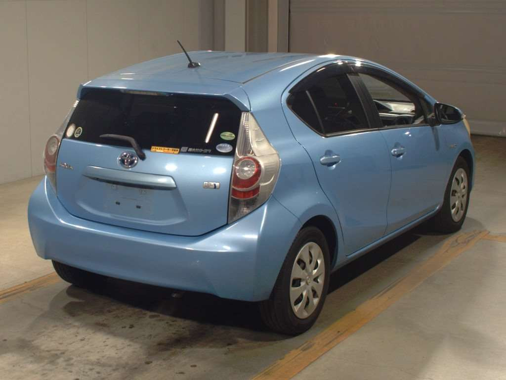 2012 Toyota Aqua NHP10[1]