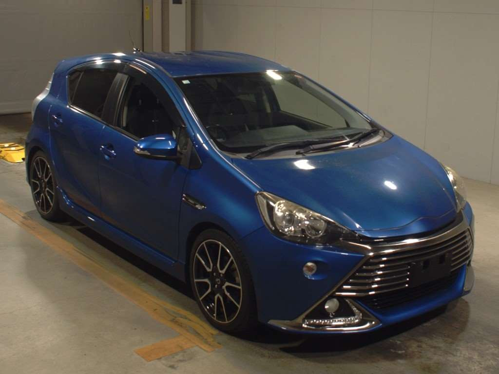 2014 Toyota Aqua NHP10[2]