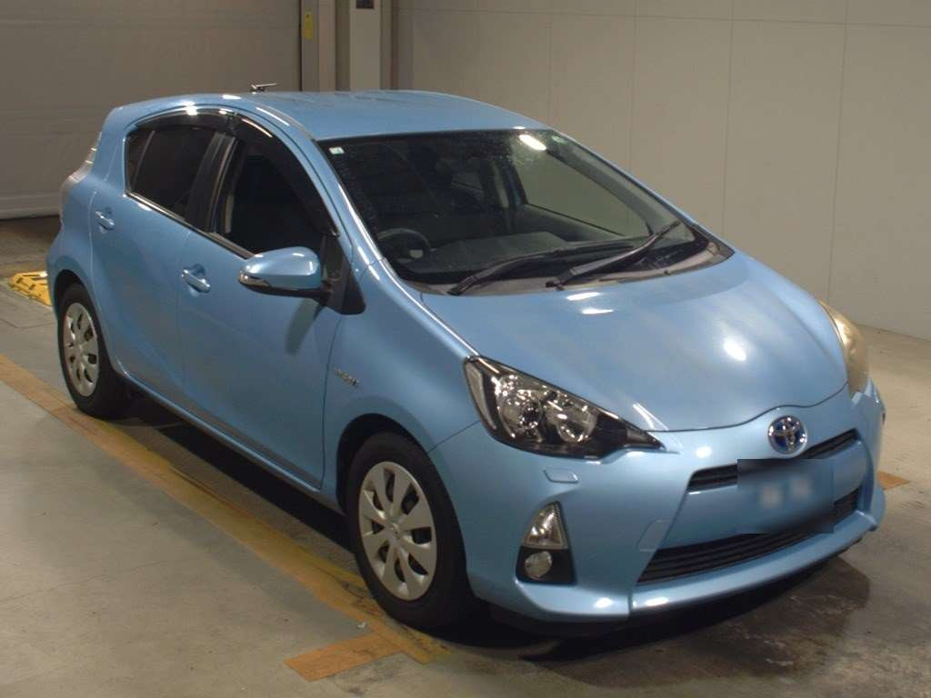 2012 Toyota Aqua NHP10[2]