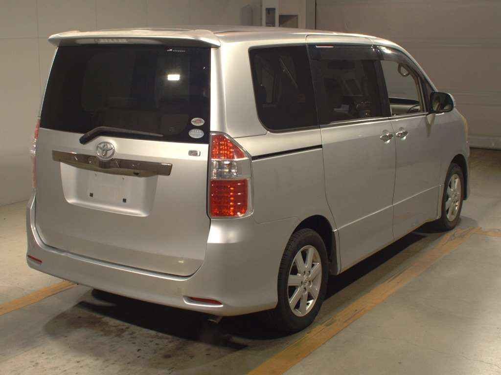 2009 Toyota Noah ZRR70W[1]