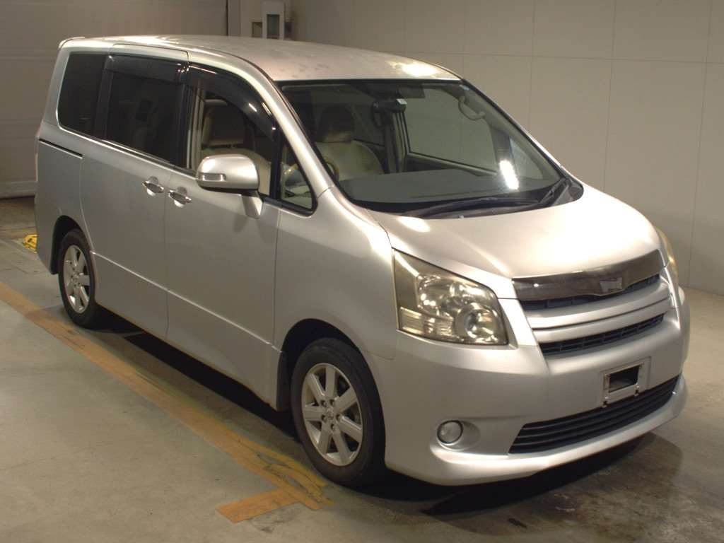 2009 Toyota Noah ZRR70W[2]