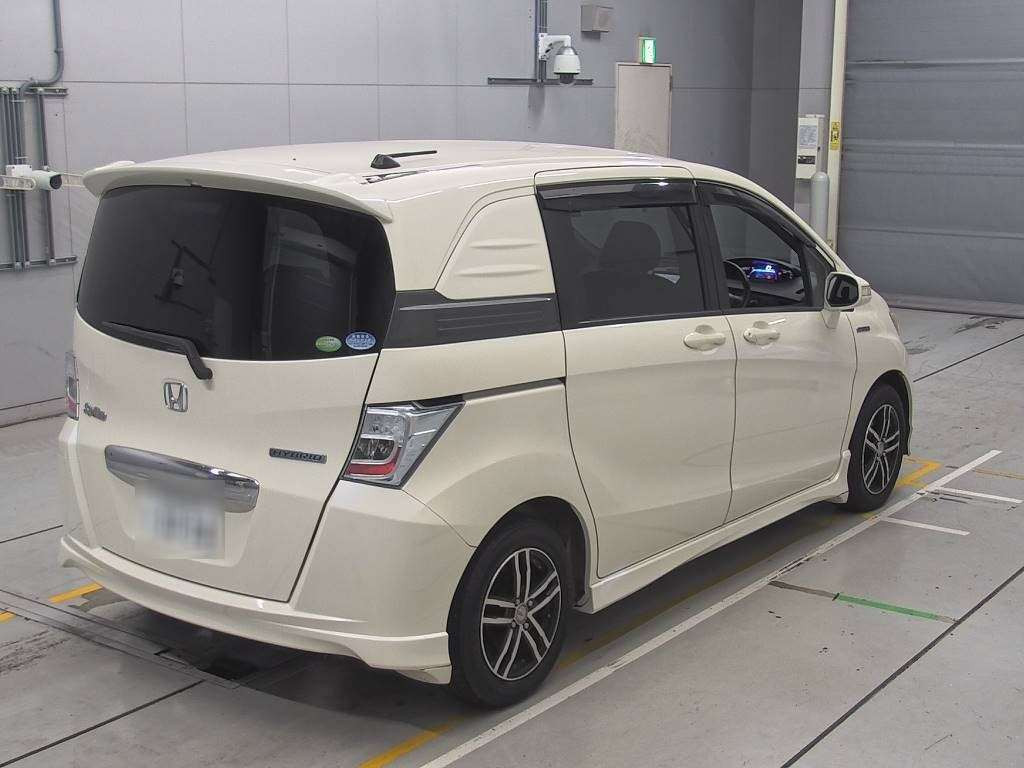 2011 Honda Freed spike hybrid GP3[1]