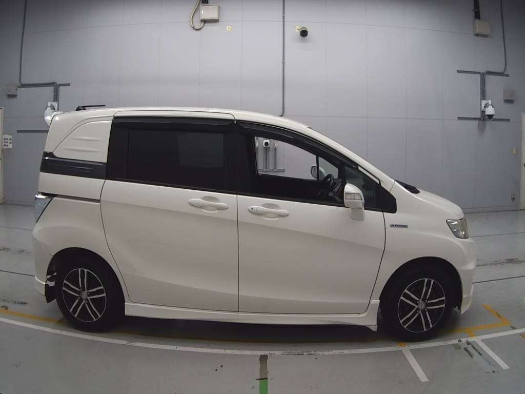 2011 Honda Freed spike hybrid GP3[2]