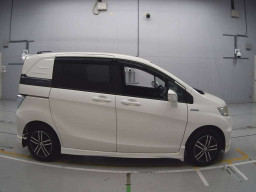 2011 Honda Freed spike hybrid