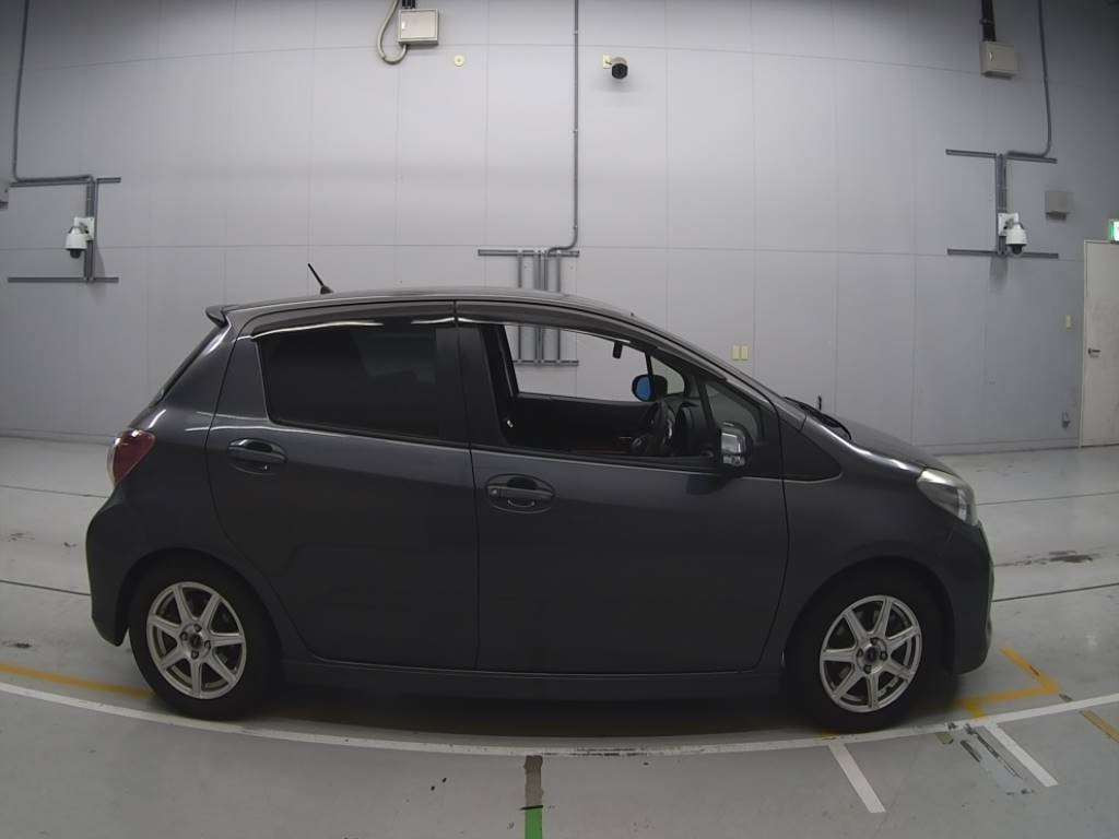 2014 Toyota Vitz NCP131[2]