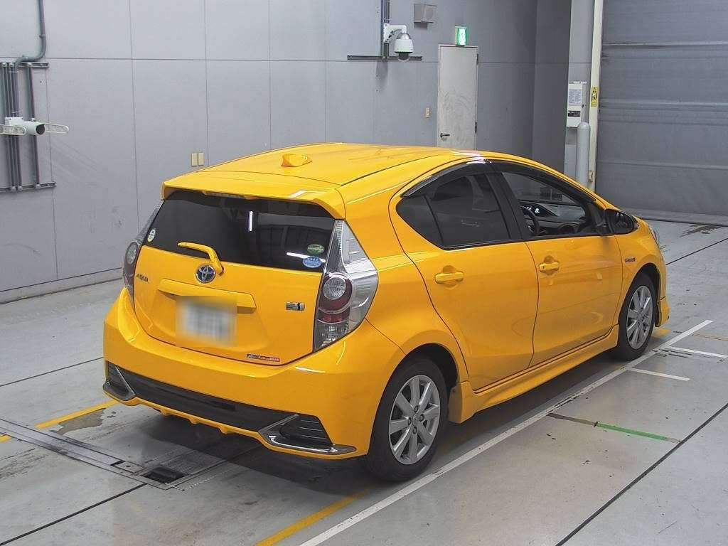 2014 Toyota Aqua NHP10[1]