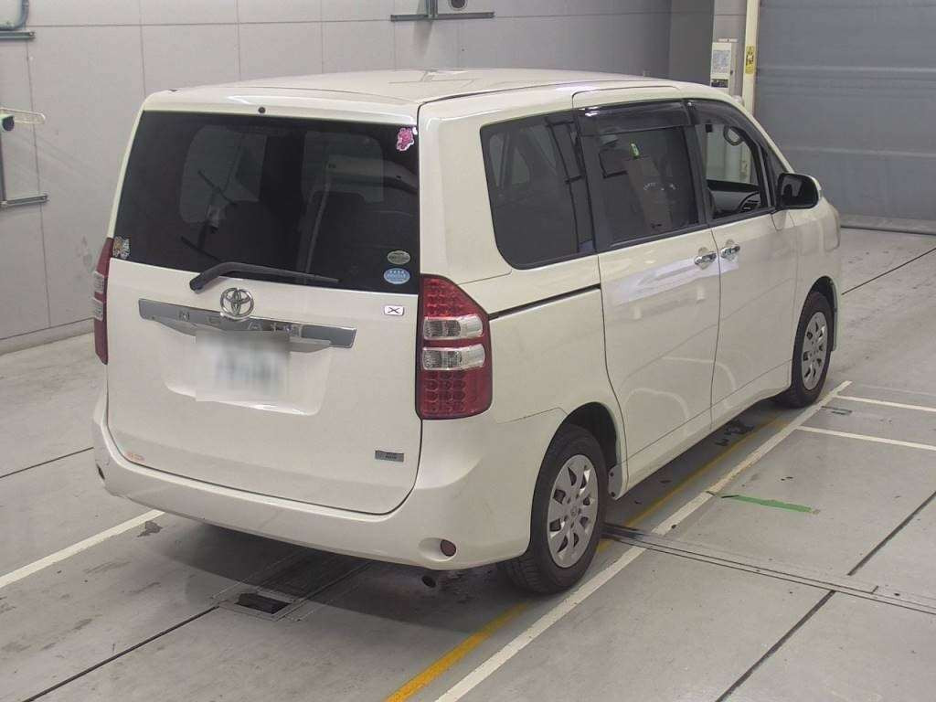 2011 Toyota Noah ZRR70G[1]