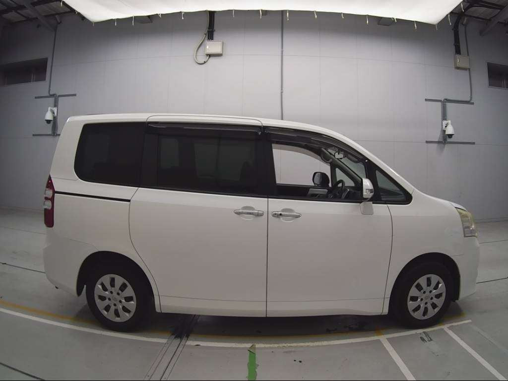 2011 Toyota Noah ZRR70G[2]