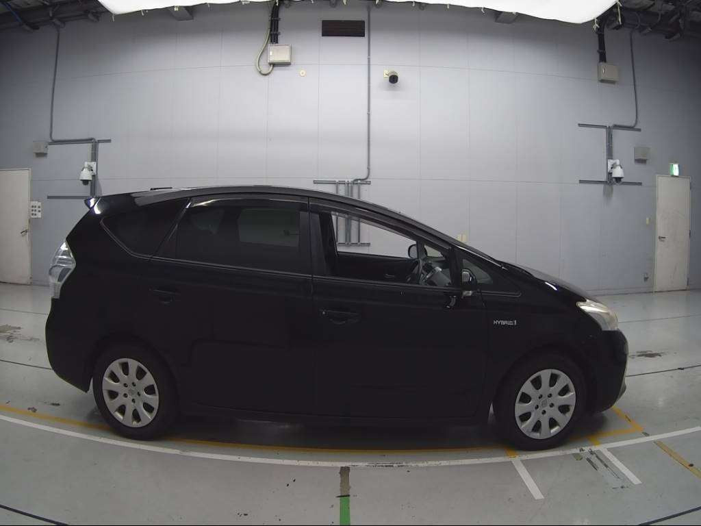 2012 Toyota Prius alpha ZVW41W[2]