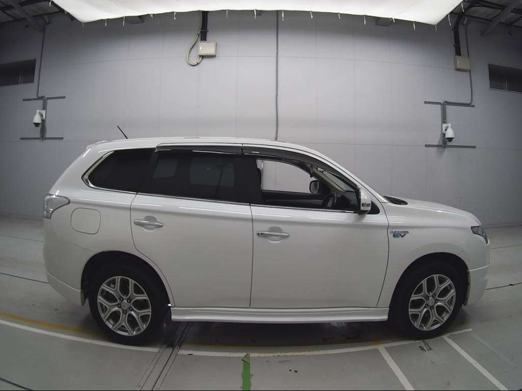 2013 Mitsubishi Outlander PHEV GG2W[2]