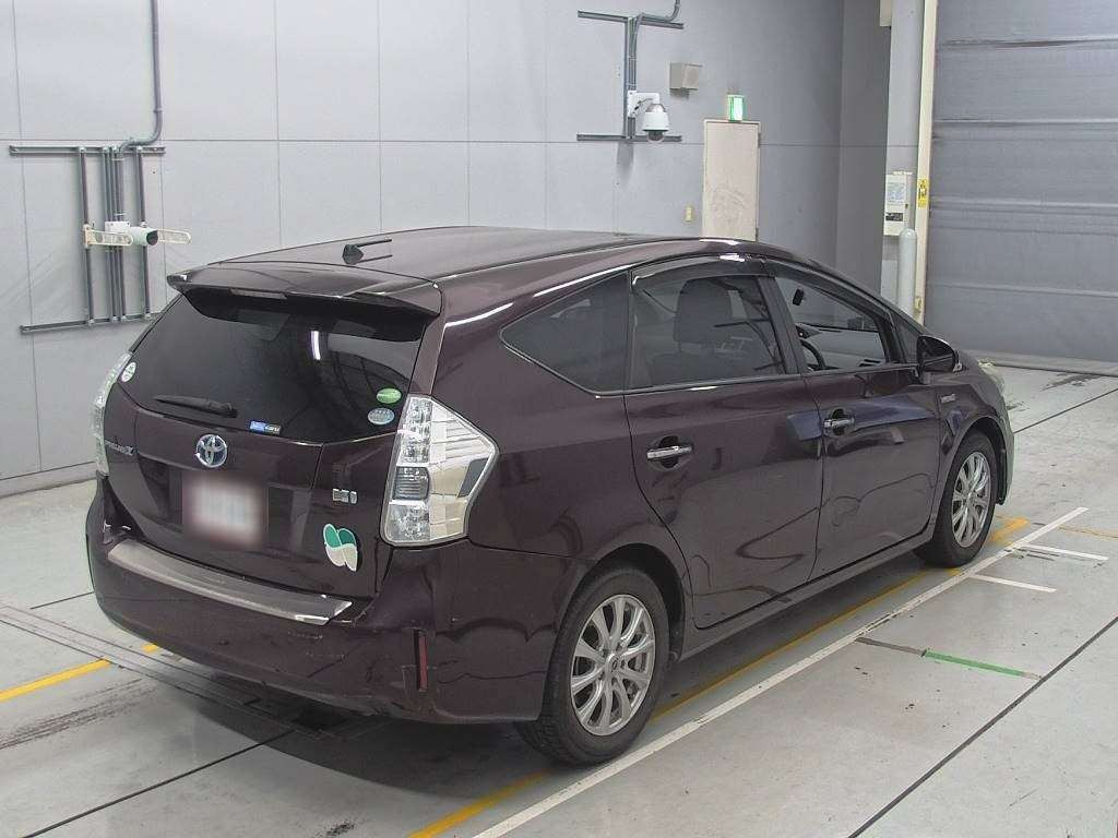 2014 Toyota Prius alpha ZVW41W[1]