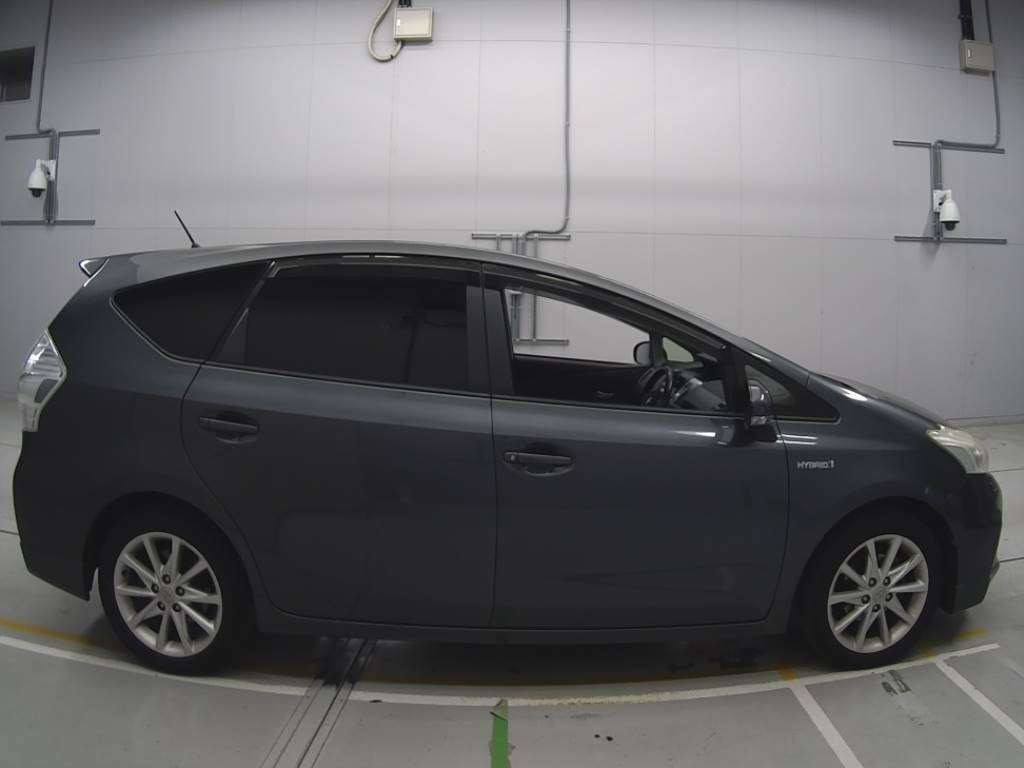 2012 Toyota Prius alpha ZVW41W[2]