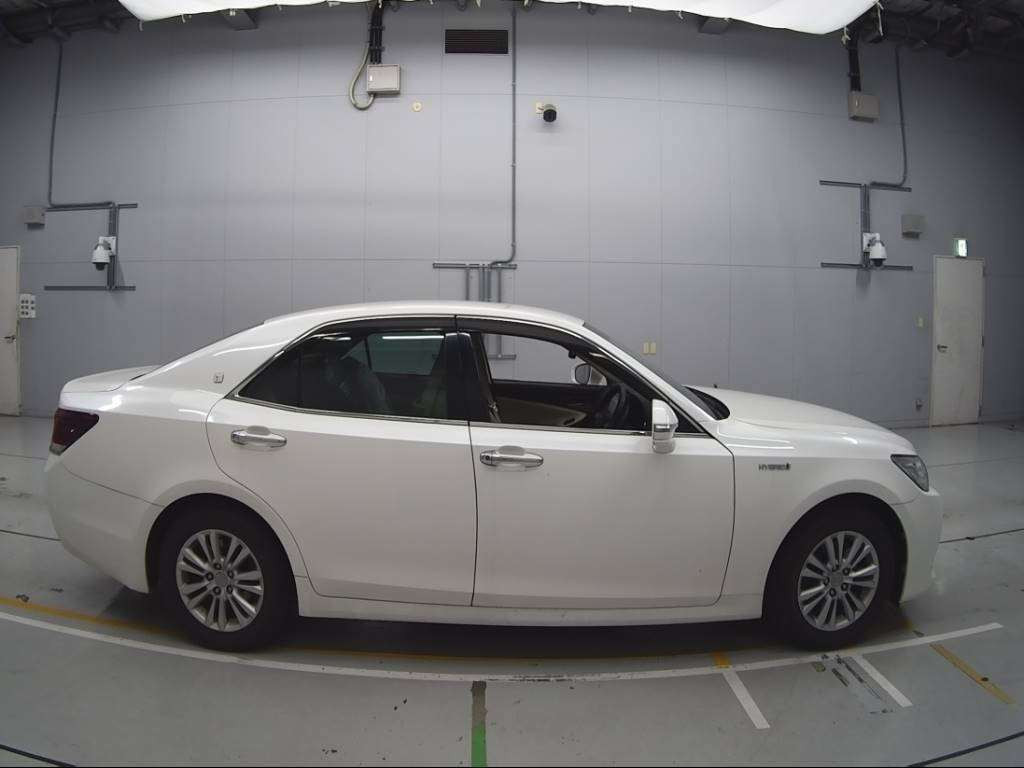 2013 Toyota Crown Hybrid AWS210[2]