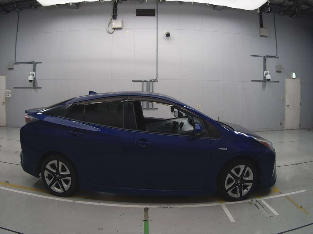 2016 Toyota Prius ZVW50[2]