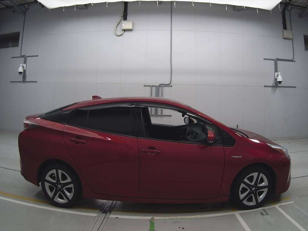 2016 Toyota Prius ZVW50[2]