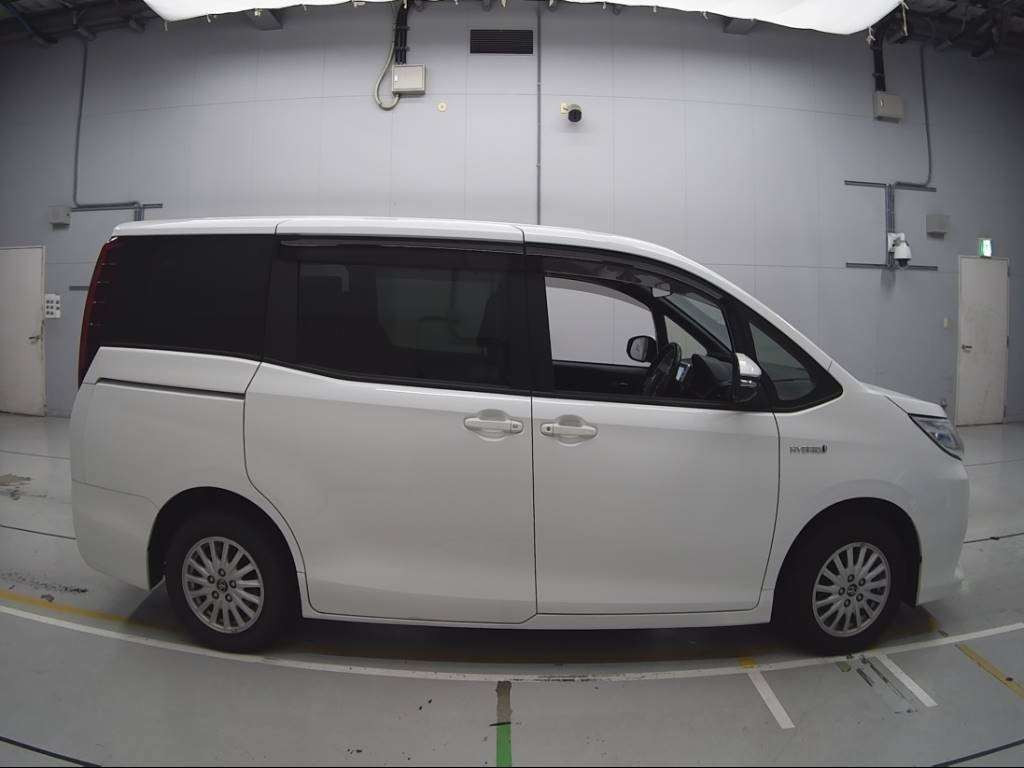 2016 Toyota Noah ZWR80G[2]