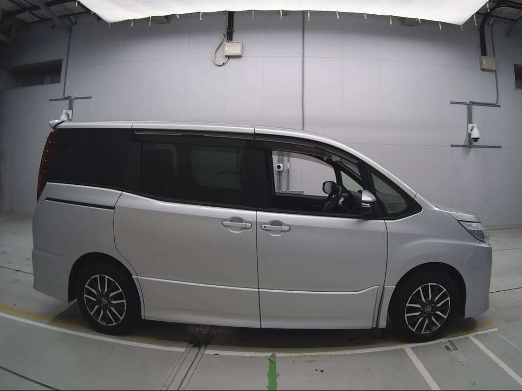 2014 Toyota Noah ZRR80W[2]