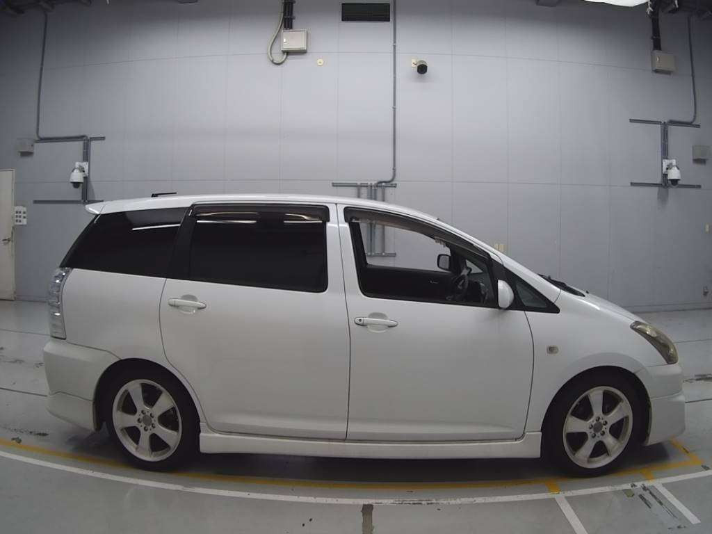 2005 Toyota Wish ZNE10G[2]