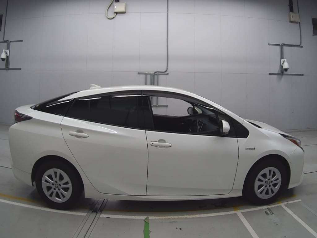 2018 Toyota Prius ZVW50[2]