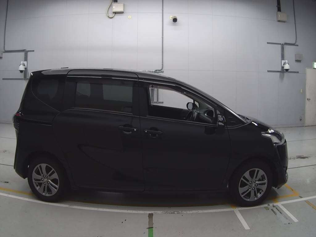 2015 Toyota Sienta NSP170G[2]