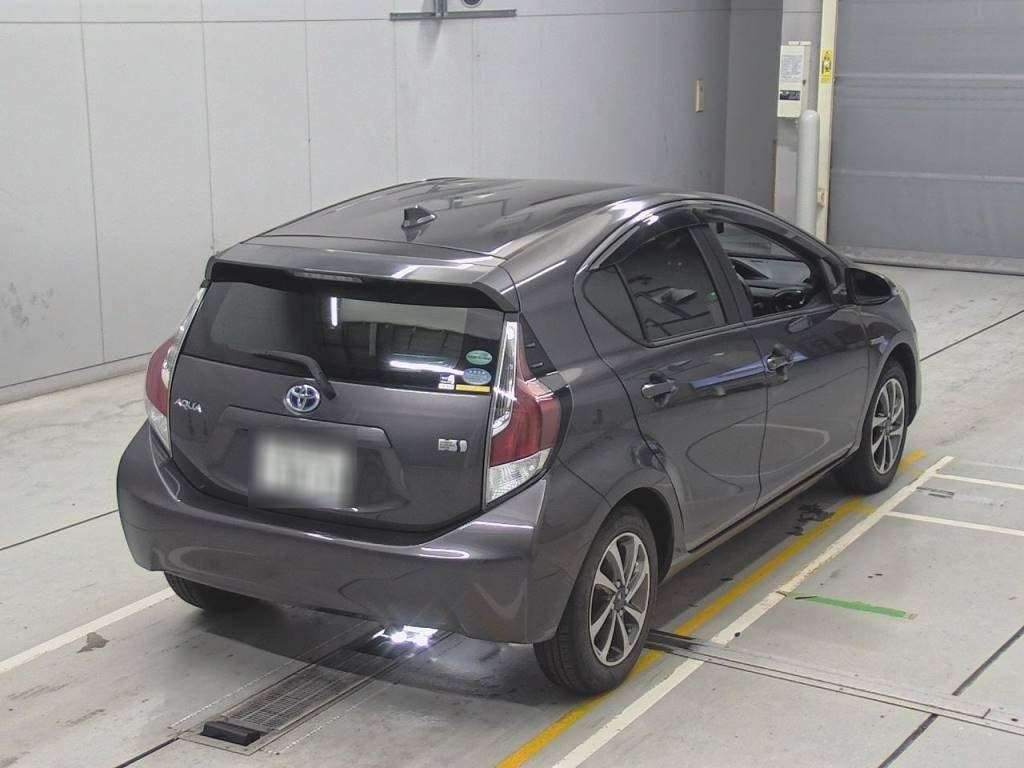 2016 Toyota Aqua NHP10[1]