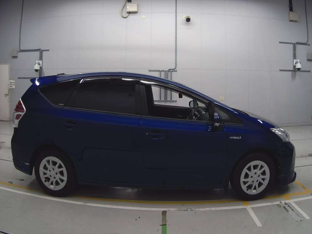 2016 Toyota Prius alpha ZVW41W[2]