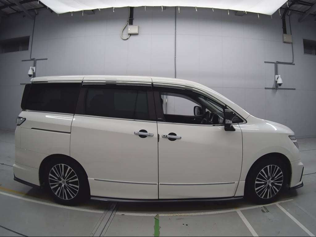 2015 Nissan Elgrand PNE52[2]