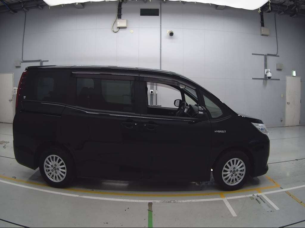 2014 Toyota Noah ZWR80G[2]