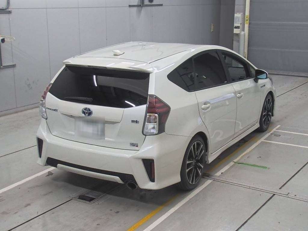 2015 Toyota Prius alpha ZVW40W[1]