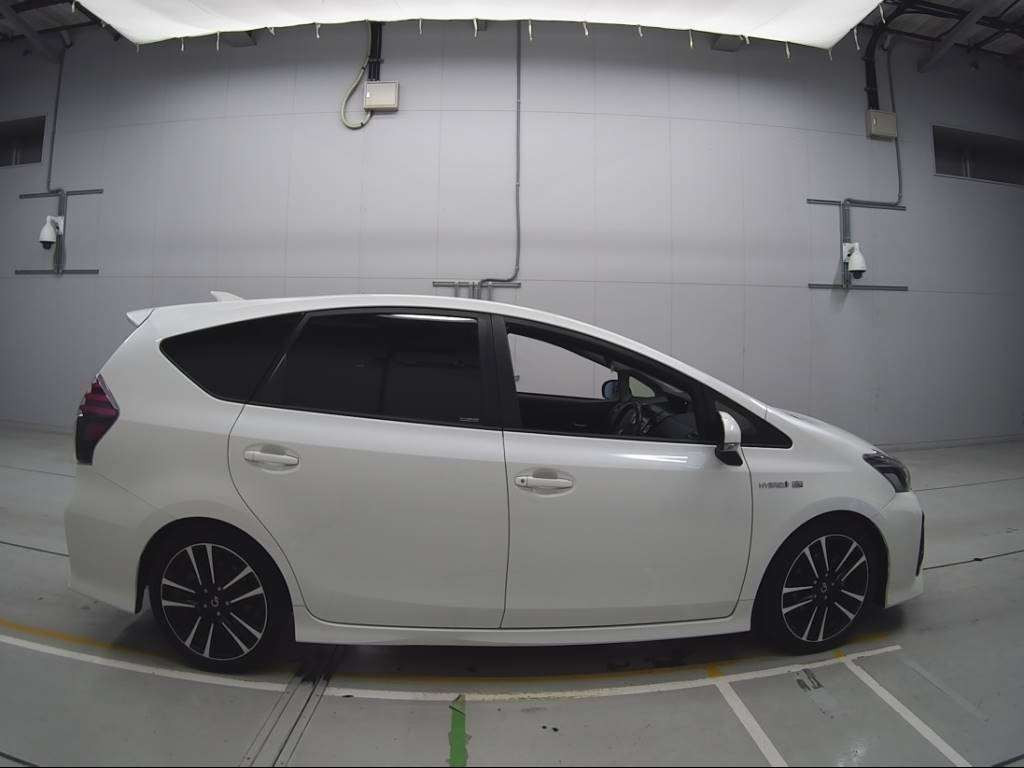 2015 Toyota Prius alpha ZVW40W[2]