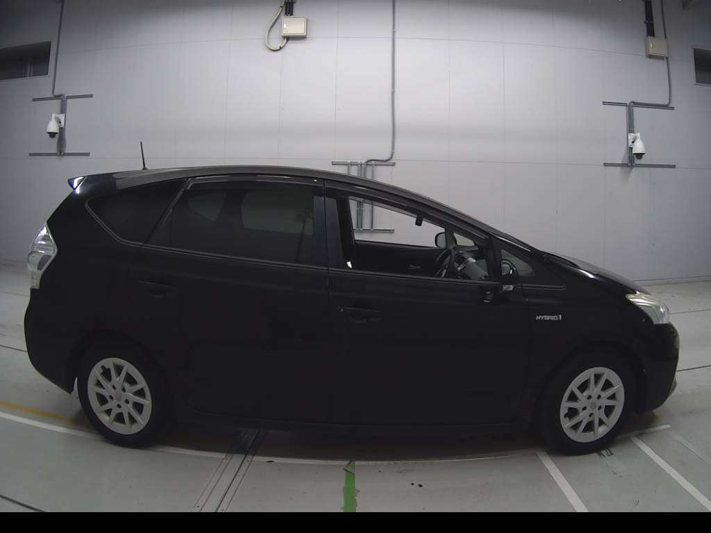 2012 Toyota Prius alpha ZVW41W[2]