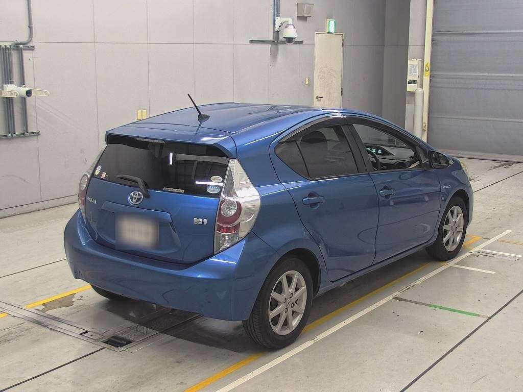 2012 Toyota Aqua NHP10[1]