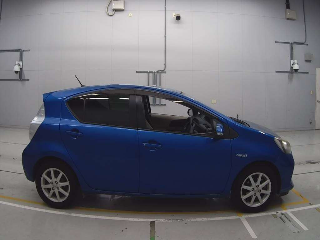 2012 Toyota Aqua NHP10[2]