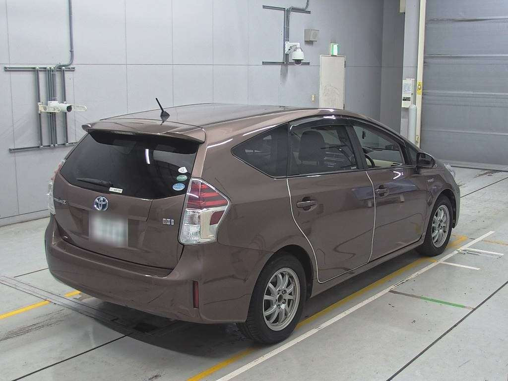 2014 Toyota Prius alpha ZVW40W[1]