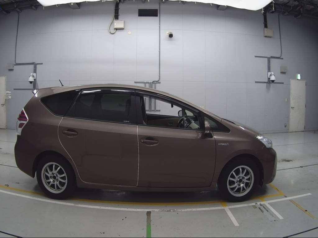 2014 Toyota Prius alpha ZVW40W[2]