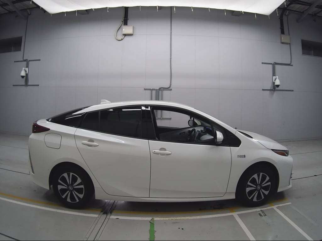 2017 Toyota Prius PHV ZVW52[2]