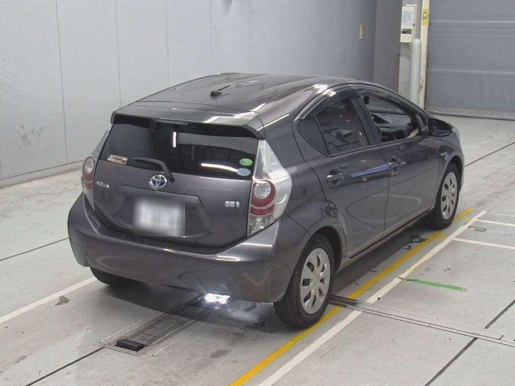 2013 Toyota Aqua NHP10[1]