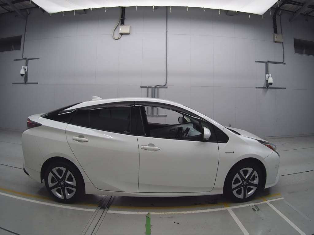 2016 Toyota Prius ZVW51[2]