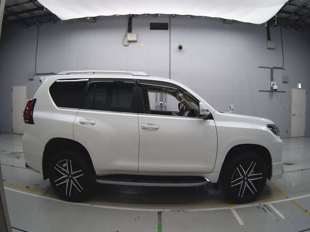 2021 Toyota Land Cruiser Prado TRJ150W[2]