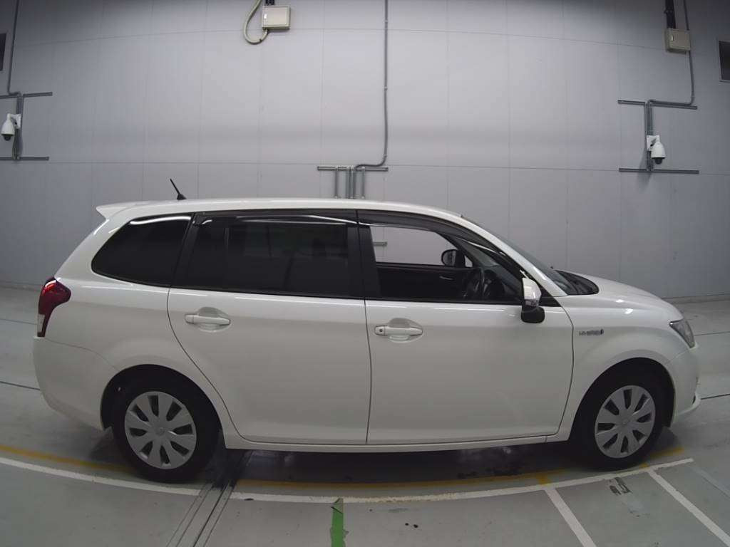 2013 Toyota Corolla Fielder NKE165G[2]