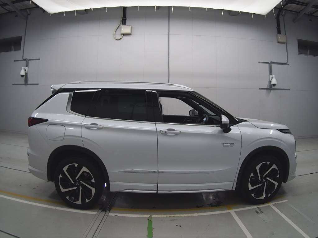 2021 Mitsubishi Outlander PHEV GN0W[2]