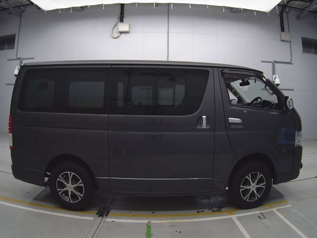 2016 Toyota Hiace Van KDH206V[2]